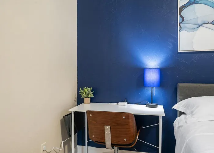 Cozy King Bed With Free Parking